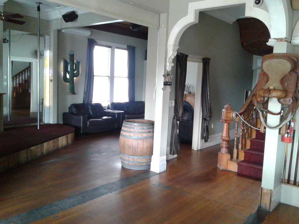 Shooters Saloon Hotel & Cabins Auckland Exteriör bild