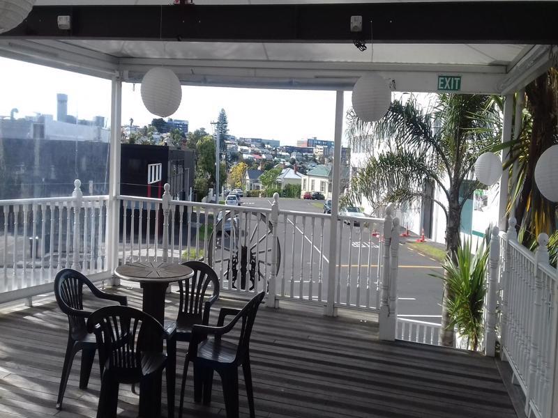 Shooters Saloon Hotel & Cabins Auckland Exteriör bild